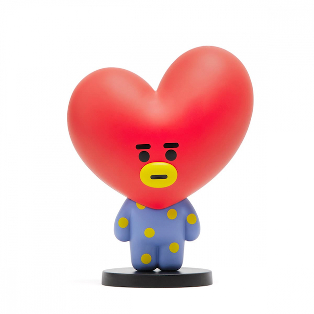 BT21 TATA 站立公仔（L） 宇宙明星靜靜站在桌上角落，看著認真做事的你。忙，就轉頭看看療癒的它。 產地：中國 材質：PVC、ABS 包裝尺寸：15 * 12 * 7 CM 注意事項 -因材質關