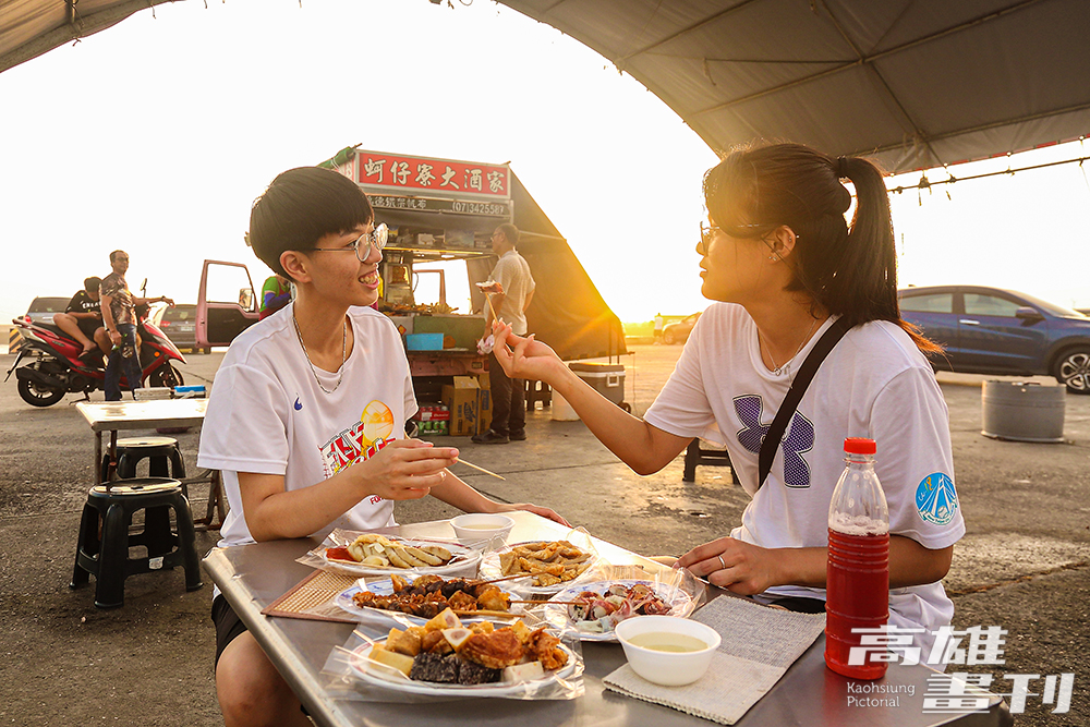 30多年路邊攤的人情味濃厚，維持庶民銅板美食，也因此成為大學生打牙祭的宵夜好去處。(攝影/Carter)