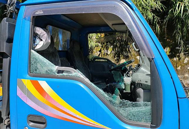 邱男在梨山地區台八線遭三名戴著Ｖ怪客面具男子持木棒砸車，自小貨車玻璃被砸毀損，警方獲報十二小時內逮捕涉案三人。（記者陳金龍翻攝）