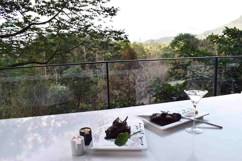 淡水名產｜#4 愛牧手作工坊｜淡水名產除了鐵蛋跟魚酥外，口味超多樣的手工牛軋糖，也是近來日韓國外觀光客必買的新興伴手禮。店內主要販售手工的牛軋糖、牛軋餅、鳳梨酥