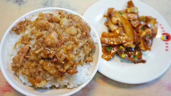 【台北美食】雙胖子-滿滿膠質讓人迷著香噴噴的魯肉飯美食