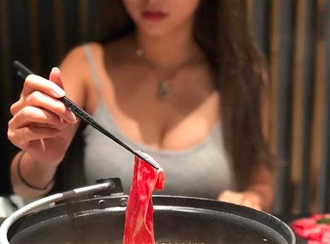 網紅閃亮亮低胸吃火鍋「撐爆細肩帶」。（圖／翻攝自閃亮亮IG）