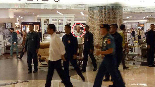 Bule terlihat sedang menelepon saat Jokowi lewat (Foto: Caroline Pramantie/kumparan)