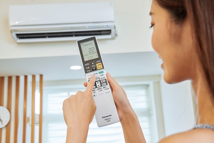 簡單來說，ECONAVI 智慧節能科技就是藉由偵測室內人體活動的位置、日照變化程度，來調節氣流跟分流風量，讓室內每個人都享受舒服空調。