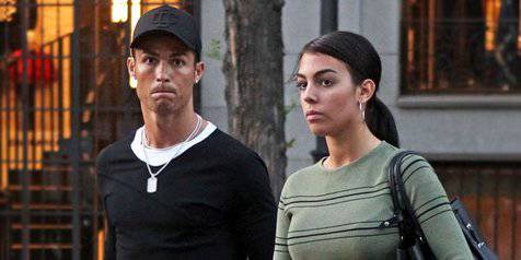 Perut Makin Buncit, Pacar Cristiano Ronaldo Hamil 5 Bulan?