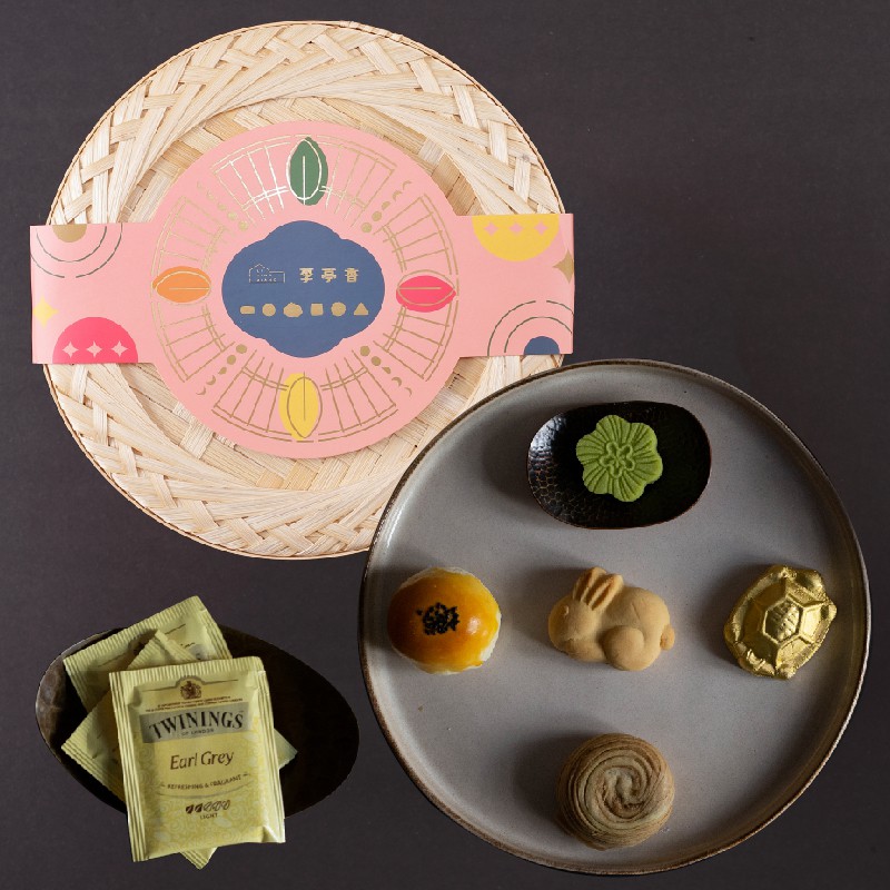 年年花開月正圓讓您中秋好團圓一只手工竹籃，集結了李亭香百年來最好吃的台派糕點。賞月吃餅後，竹籃還可重複使用，是您寓意最圓滿的伴手禮！【❗️ 全新口味糕餅 英式伯爵奶茶酥 登場】嚴選使用 唐寧皇家伯爵茶