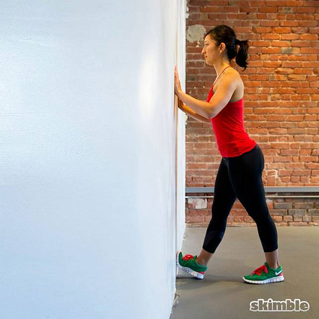 Боковая планка с поднятой ногой. Растяжка икроножных мышц. Йога у стены. Упражнения на растяжку у стены. Упражнения у стены.