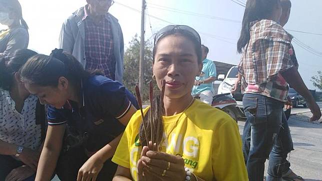 ชาวบ้านแห่ขอเลขเด็ดตะเคียนทอง