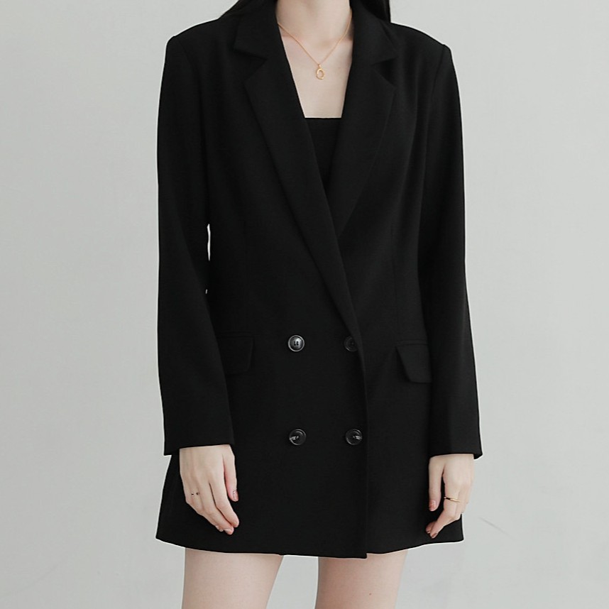 Jodie Long Blazer 長版沙質西裝外套 [黑]雙排扣長版西裝外套，布料是帶些微沙感的霧面料, 俐落有型又帶有些好擁懶～輕易搭配牛仔褲，也可以當洋裝穿，展現帥氣女人味的小性感。。模特身高1