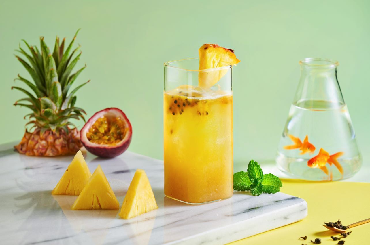 「黑翡淬」人氣飲品「鳳梨百香綠茶」，以新鮮鳳梨熬製，內含鳳梨丁、酸甜百香與淡雅甘甜的台灣綠茶，交織出迷人芳香、酸中帶甜的美妙滋味！（圖片來源/黑翡淬天然手搖飲專賣）