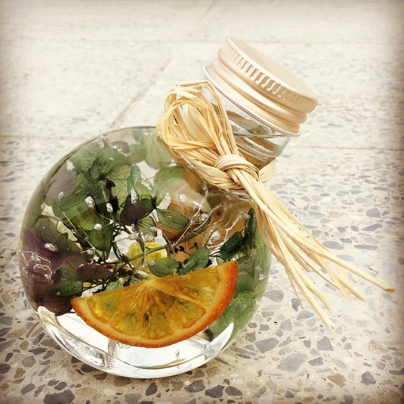 鮮橙色的橘子片 襯托出紫綠色繡球花的古典 再以銀色木滿天星做星空狀的點綴 讓這原本就很可愛的圓瓶子 更讓你只想對著他發呆