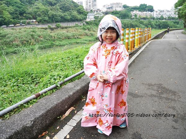 一件式雨衣推薦【FairRain 玩美雨天】超可愛親子雨衣️親子豆腐熊寶貝 #親子雨衣 #兒童輕雨衣 #書包雨衣 (11).JPG