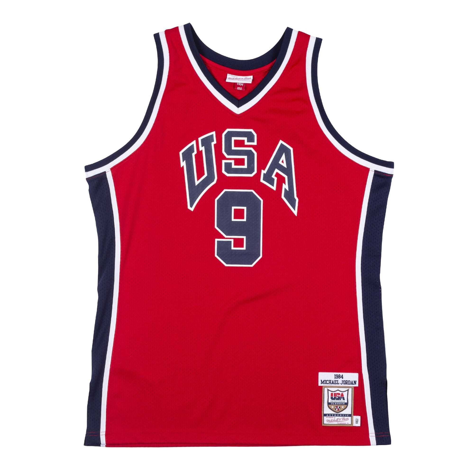 美國百年歷史運動品牌Mitchell&Ness。HWC復古球衣、球褲系列。在1984年的NBA選秀會上湧現了未來球壇巨星──MichaelJordan。為NBA締造神話般的不朽傳奇。透氣網眼布料。