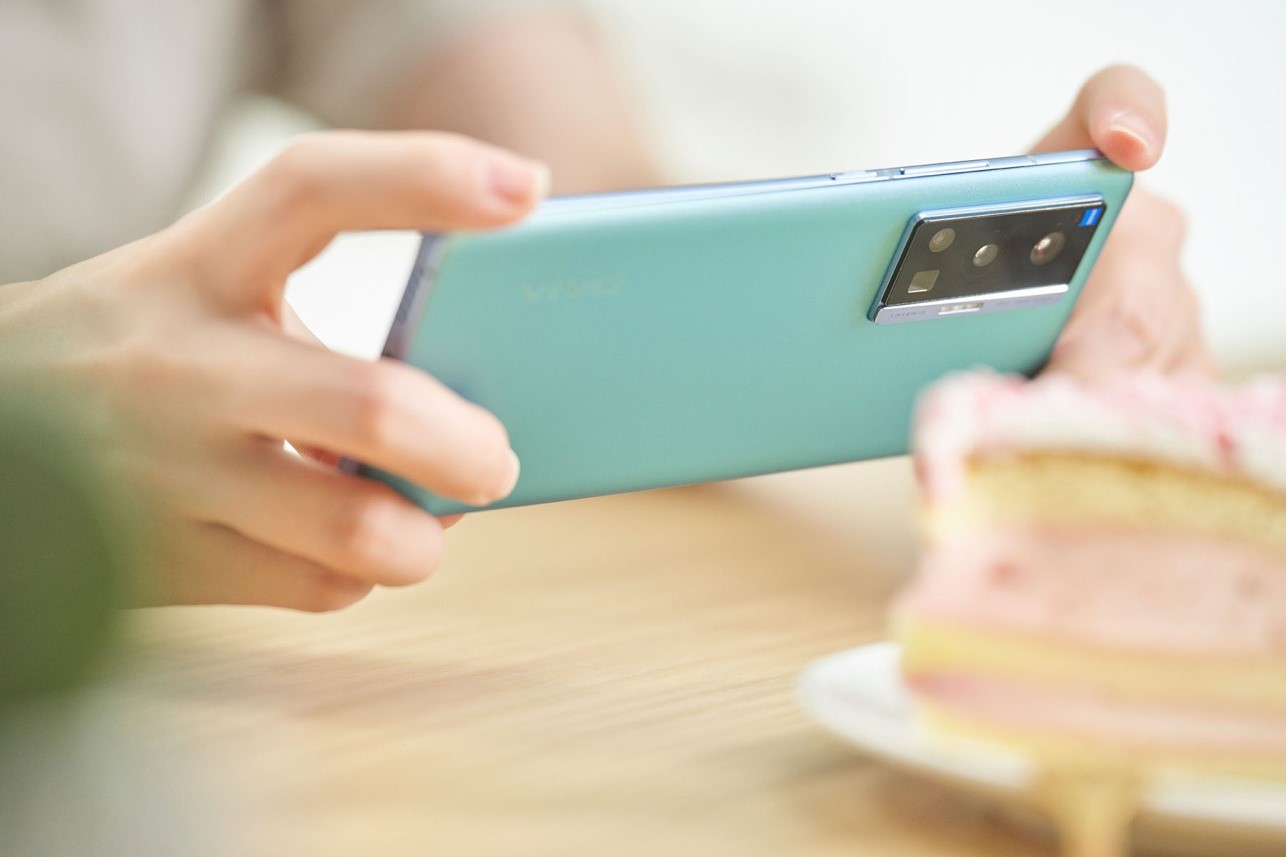 除了多焦段拍攝能力，值得一提的是 X70 系列的廣角鏡頭也同時兼具了微距拍攝功能，在偵測到拍攝距離較近時會自動切換至微距模式，可避免畫面邊緣模糊的狀況。