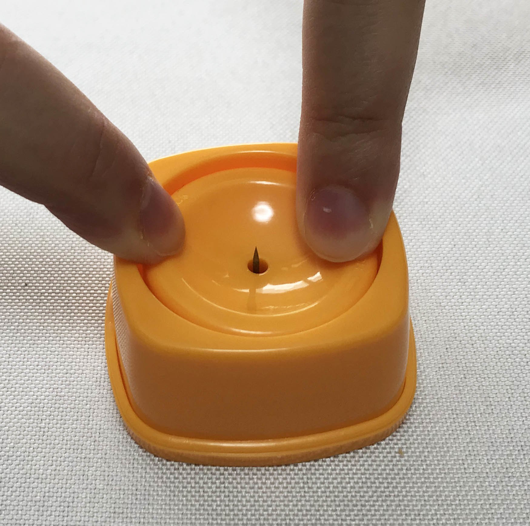 ゆで卵をむくとき もうキーッとならない セリア の 卵の穴あけ器 はノンストレスの救世主