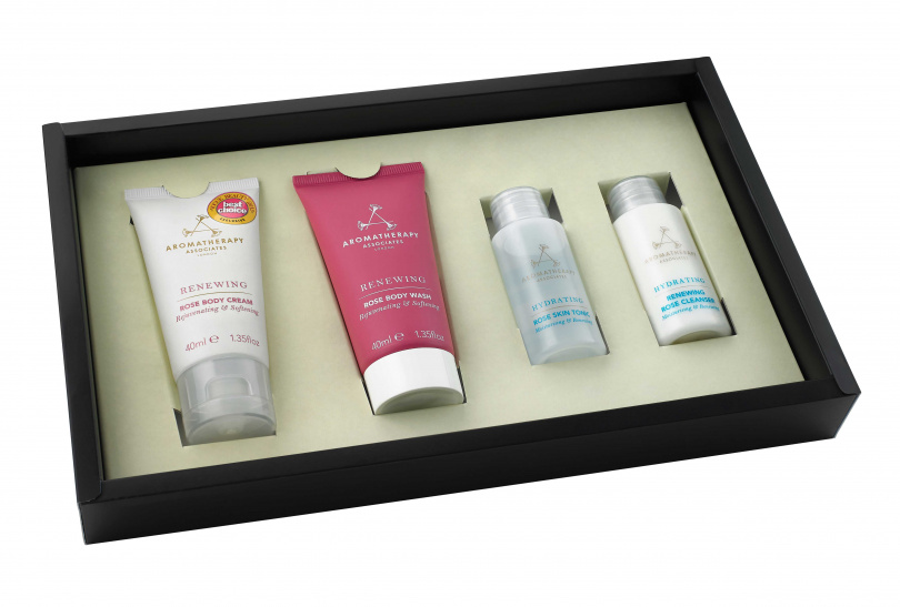  Aromatherapy Associates「AA煥生玫瑰保養旅行組」也下殺近6折，原價1250元。（圖／品牌提供）