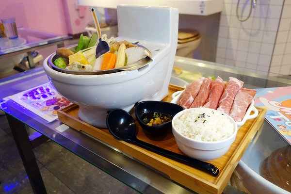 士林打卡餐廳-便所歡樂主題餐廳，士林網美下午茶餐廳，有廚師現點現做好吃餐點，價錢不貴好拍好玩，適合聚會、包場的士林ig打卡餐廳