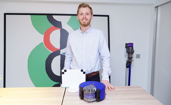 Dyson 英國總部工程師 Jamie McAdam 與 Dyson 360 Heurist。