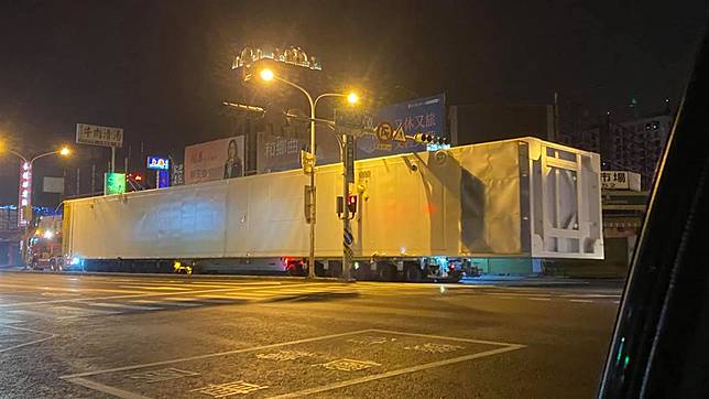 台南凌晨 神秘白貨櫃 路上跑全長破50公尺 網揭神秘用途 Ebc 東森新聞 Line Today