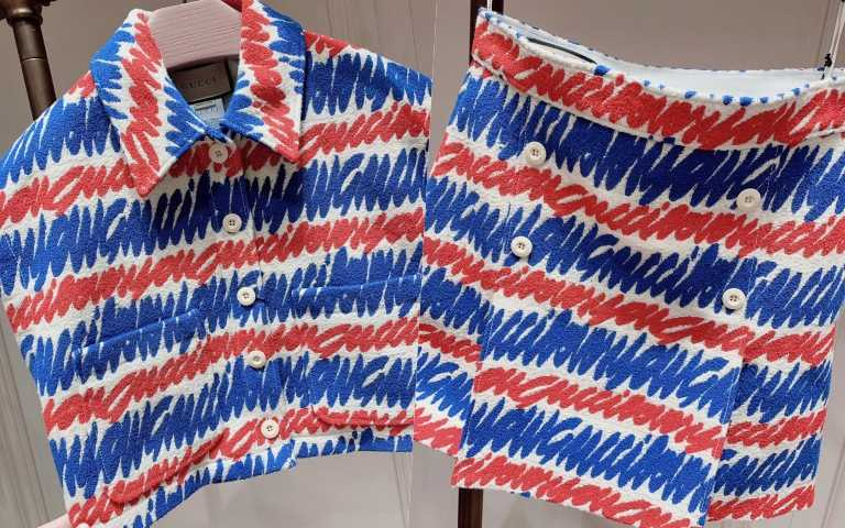 看似充滿童趣的塗鴉條紋，實則以手寫「Gucci Loves You」字樣，營造出紅藍條紋的幻視美感。（圖／吳雅鈴攝）