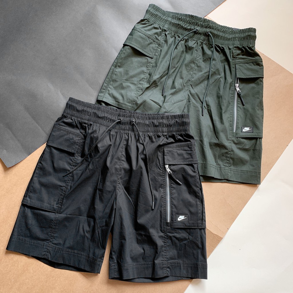 #NIKE #SPORTSWEAR #CARGO #SHORTS #黑 #工裝 #口袋 #短褲 #男款 #DOT聚點【商品型號】黑 AR2374-010 / 軍綠 AR2374-355【尺寸】XS~2XL【製造地】中國※下標前請先透過聊聊詢問商品尺寸是否有現貨※如未詢問直接下標，視同同意商品需調貨、商品缺貨本賣場可取消訂單※本賣場商品100%正品，皆為各國公司貨※購買後歡迎至FB知名驗鞋社團驗鞋(跳跳人研究室)※如仿冒造假願負法律責任，並全額退款，讓各位買的安心又放心※商品照片會因每台電腦設定而有所差異，對顏色準確度要求甚高者請不要下標※各大品牌多少都會有做工的瑕疵問題，鞋子難免有脫線溢膠鞋盒壓傷等問題，完美主義者請三思※本賣場商品圖片皆為DOT所有，若發現盜圖或擅用本賣場進行販售，將採取法律途徑2019/6/3