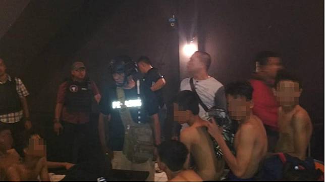 Pihak Polrestabes Medan menggerebek sebuah ruko di Kompleks MMTC, Jalan Selamat Ketaren, Desa Medan Estate, Kecamatan Percut Sei Tuan, Kabupaten Deli Serdang, Sumatera Utara yang diduga dipakai sebagai diskotek. (Liputan6.com/Reza Efendi)