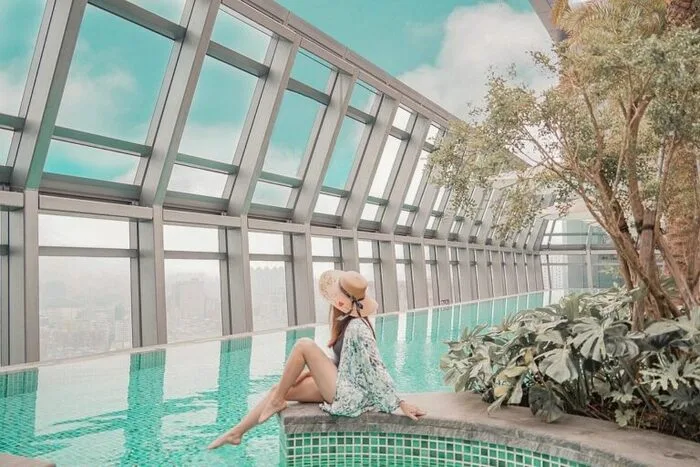 緊鄰板橋凱薩飯店的，則是新板特區第一個國際連鎖飯店品牌【板橋希爾頓飯店】，這間台北住宿推薦的空間及客房皆與凱薩不相上下的寬敞，入住即可享受香氛迷人的瑰柏翠備品系列，最重要的床鋪也選用美國舒達名床，且全客房都配有雙洗手台，洗澡刷牙不怕互搶。當然不能忘了32樓與凱薩大飯店共用的網美無邊際泳池，下午可欣賞午後夕陽，晚上則能欣賞居高臨下的新北夜景。