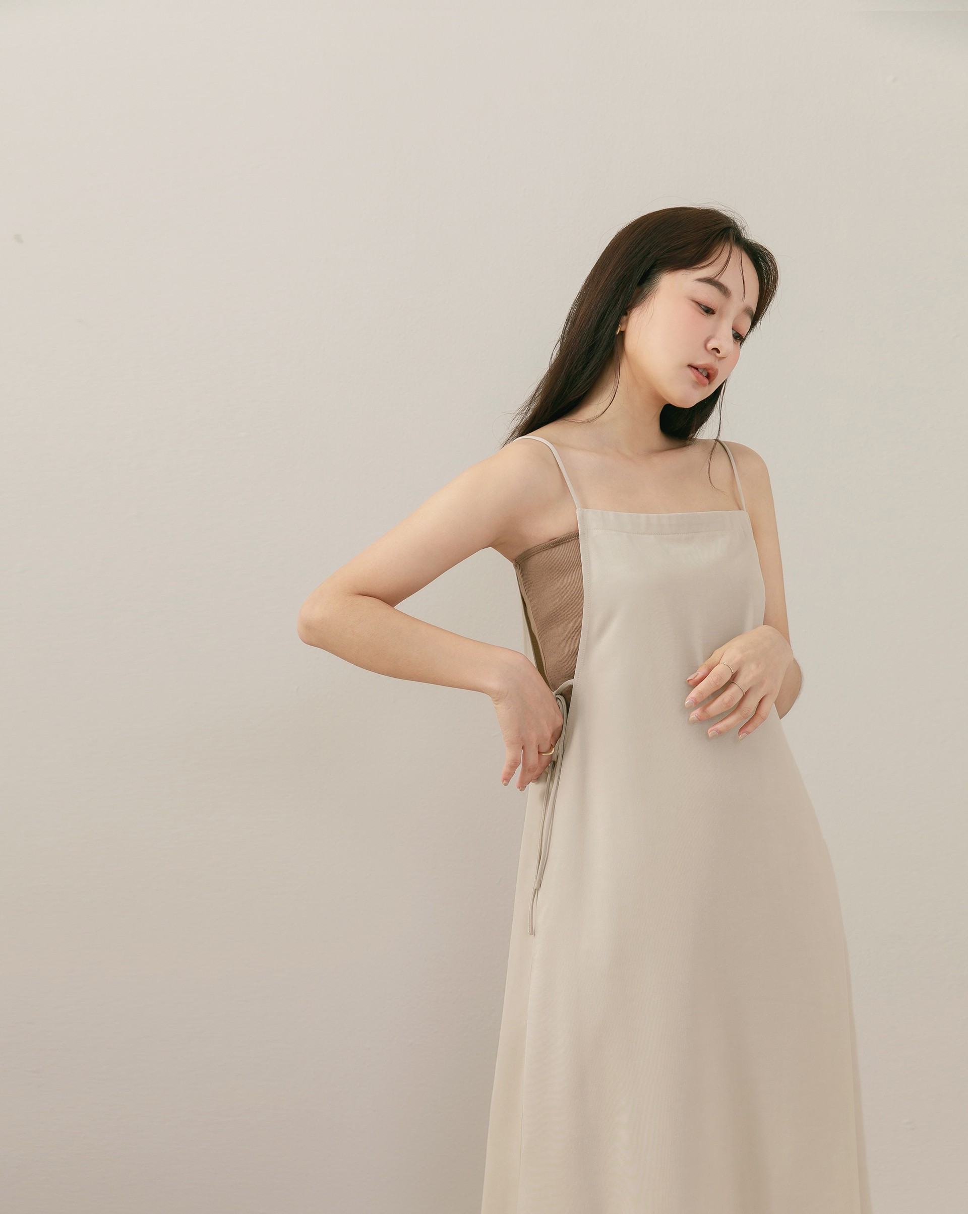 肩帶不可調/側邊低挖綁帶造型/雙側隱形口袋