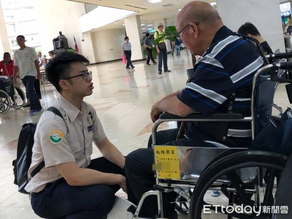 台大替代役蹲地照顧榮民伯伯孫德榮看病淚捕獲 感動一幕 Ettoday新聞雲 Line Today