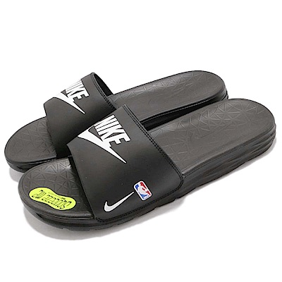 品牌: NIKE型號: 917551-004品名: Benassi Solarsoft NBA配色: 黑色 白色特點: 套腳 穿脫方便 NBA系列 穿搭 黑 白