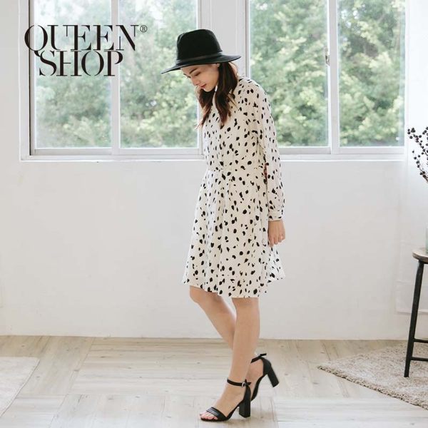 Ｑｕｅｅｎ Ｓｈｏｐ【01084379】滿版花瓣印花雪紡洋裝＊現+預＊