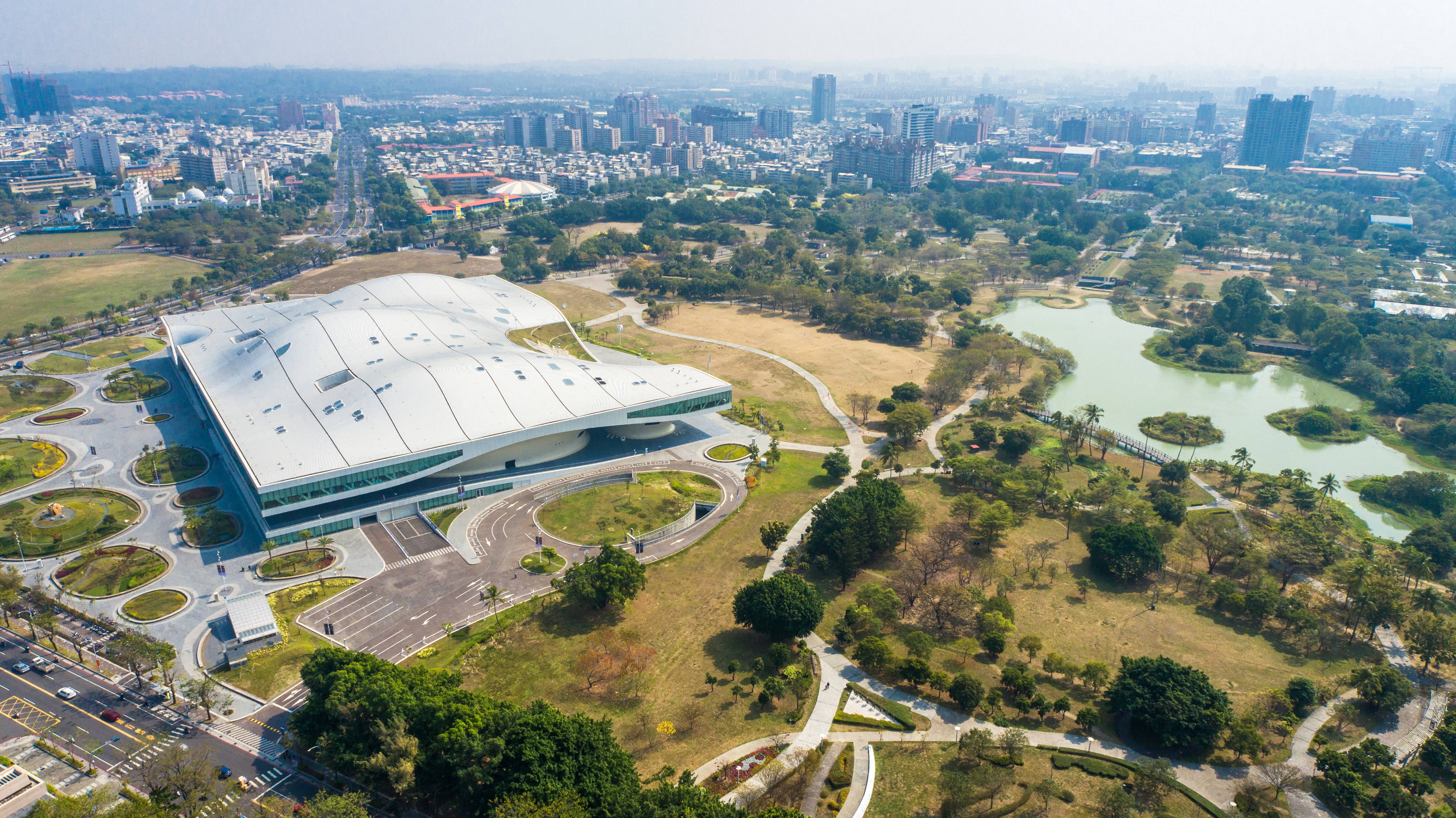「衛武營國家藝術文化中心」是南台灣第一座國際級表演藝術場館，在2018年10月13日啟用開幕後，積極發展南臺灣的表演藝術環境，近年來更成為接軌國際的重要藝術基地。(圖片提供/高雄市政府觀光行銷科)