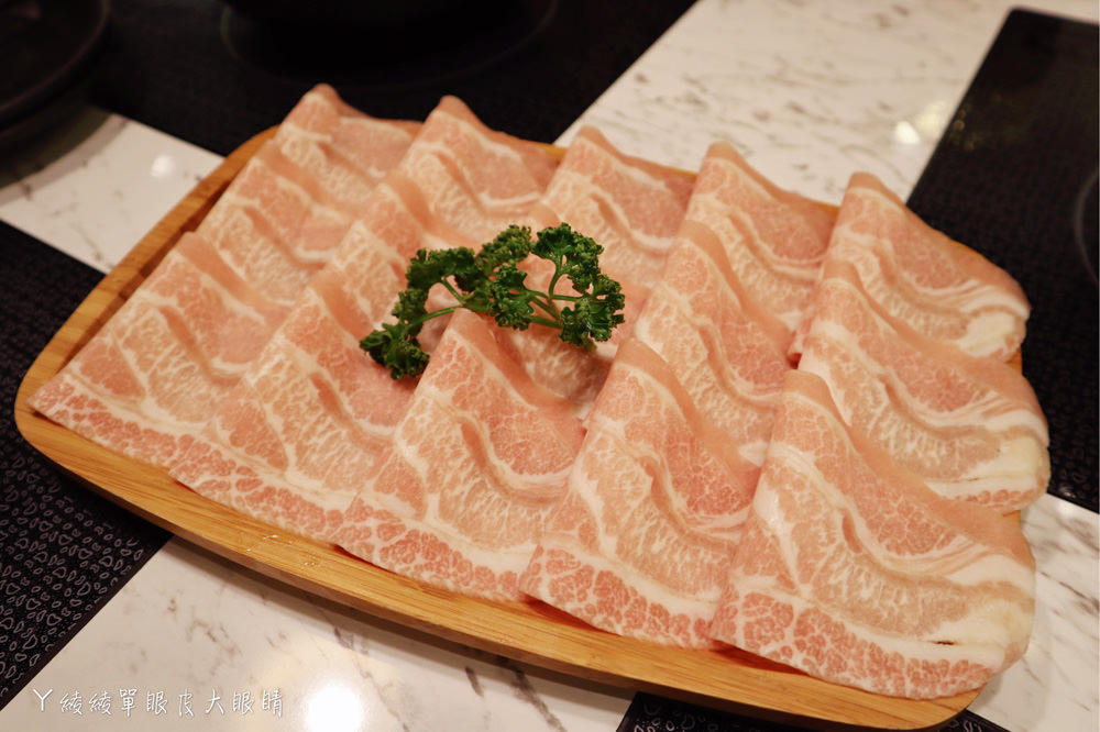 新竹火鍋推薦！鐵了心自慢鍋物，吃鍋前先看可愛小熊泡湯！新竹超囂張的蛤蛤鍋來了！