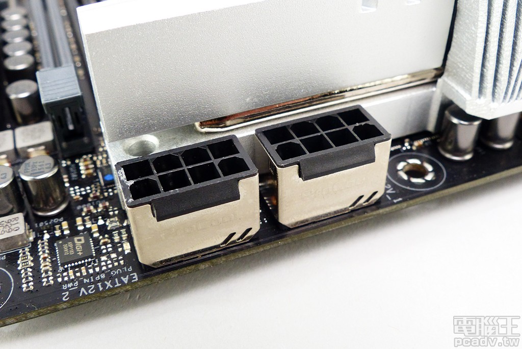 處理器 +12V 供電由圖中 2 個 EPS +12V 插座負責，每個插座均安裝金屬強化層與實心針腳。