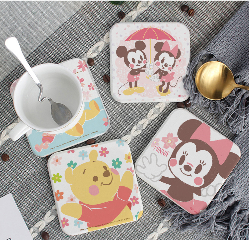 尺寸：10x10x0.9cm 材質：天然珪藻土,植物纖維 顏色：白色 款式：牽手款/情人傘/恩愛款/櫻花米奇/櫻花米妮/花花維尼/飄花維尼/鳥語花香 重量：160g(2入一組) 產地：台灣