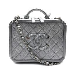 ◎品牌限量款|◎復古拉鍊化妝箱手提亦可斜背|◎全銀設計，質感呈現品牌:CHANEL香奈兒品牌定位:國際精品背法:斜背/側背包款:斜背包/側背包顏色:銀色系外層材質:牛皮流行元素:壓紋/車紋適用性別:女