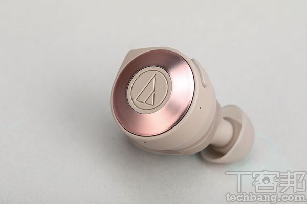 耳機表面搭配金屬外層和經典品牌Logo，本體側邊也配備實體操控按鍵，可播放暫停音樂或接聽/結束通話。