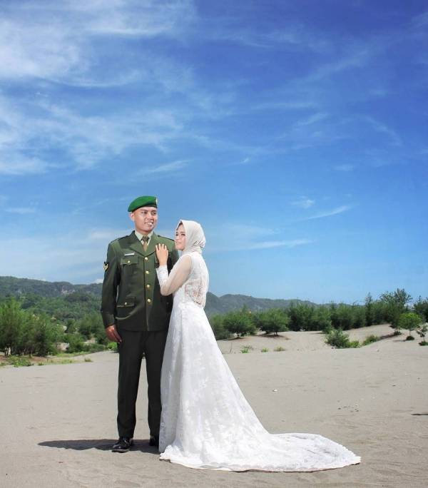 20 Inspirasi Foto Prewedding Kenakan Seragam Profesi Brilio Net Line Today