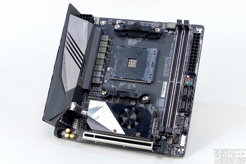 ▲ X570 I AORUS Pro WiFi 主機板本人正面照。