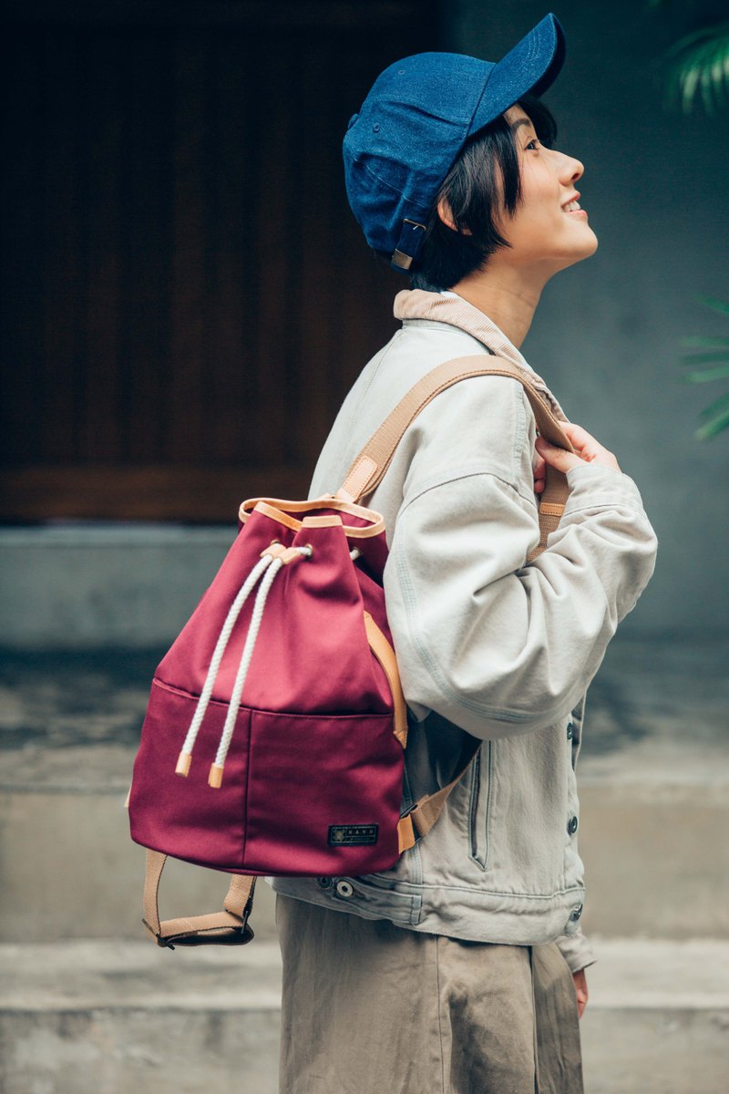 Voyage backpack -- 經典背包 H.A.N.D 的背包充滿經典風格，蠟面防水帆布質感獨特，簡單又精巧，啟發世人對它的崇尚。配合眾多造型、有6種顏色可供選擇。 十分適合日常使用，材質輕盈
