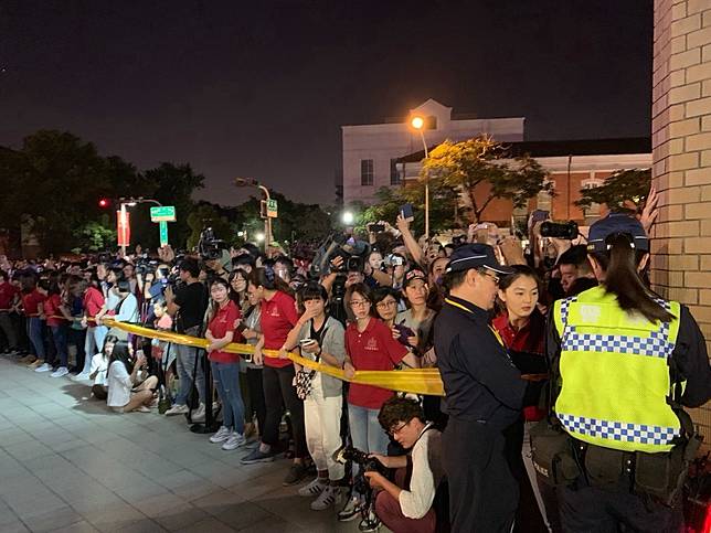 林志玲與AKIRA婚宴現場台南美術館擠滿民眾，警察拉起封鎖線避免發生混亂。