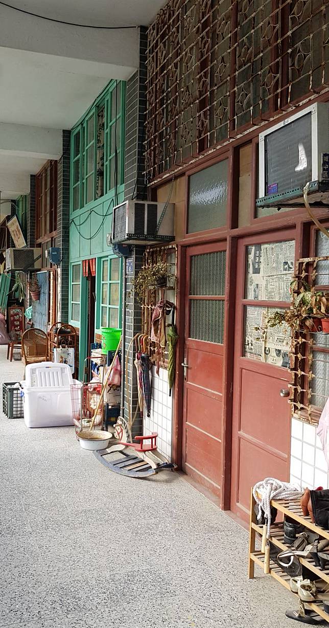 「天橋上的魔術師」還原80年代中華商場內的商店及住家，細節都很用心。記者杜沛學／攝影