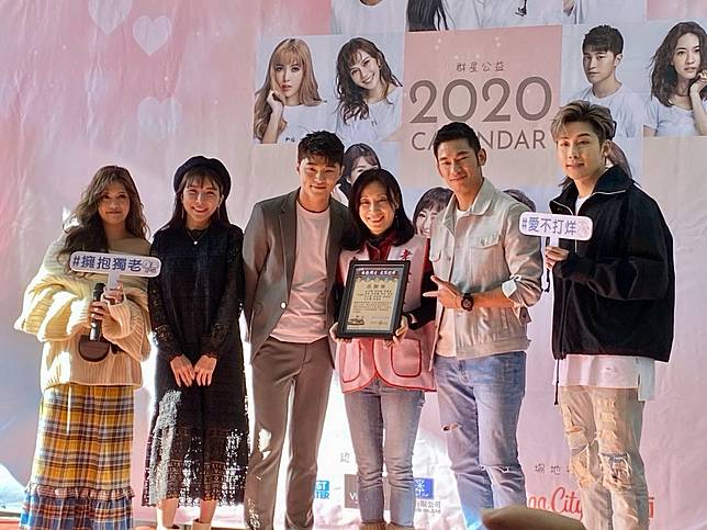 夏宇童（左起）、LaLa蘇心甯、余宥樂、亮哲、李建軒出席愛心慈善月曆簽名會活動。記者陳慧貞／攝影