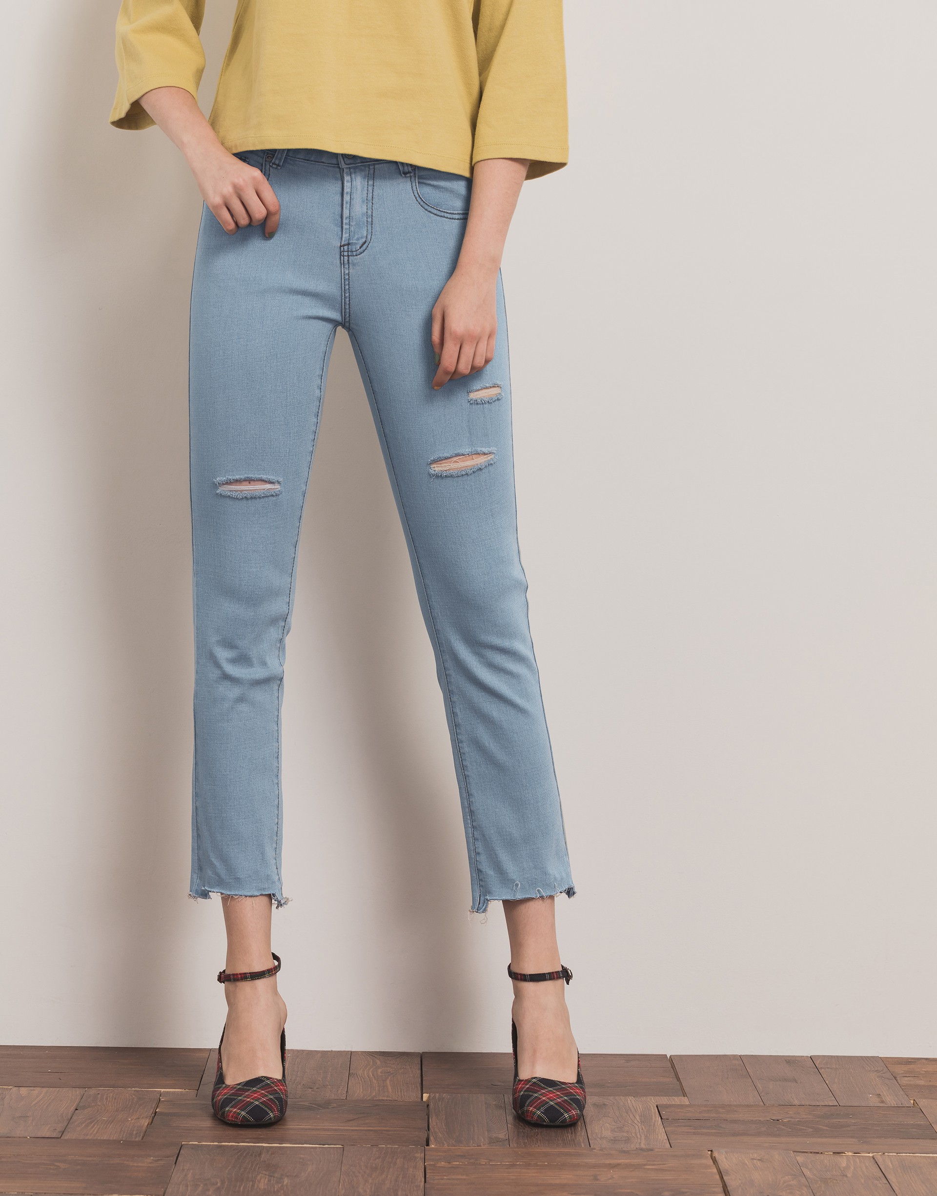 特級彈力牛仔面料/有口袋/刷破設計/褲口抽鬚造型