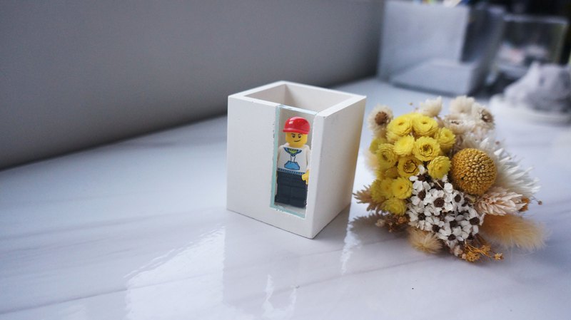 你喜歡水泥盆嗎?那麼你一定要來看看水泥盆與玻璃的創作藝術。 結合植物視窗，不只讓你掌握控水的方法更變化出更有質感的藝術喔!