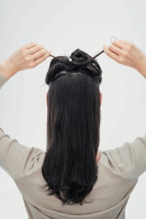 髪をこっそり引き上げて 顔のたるみをリフトアップする方法 クロワッサン Online