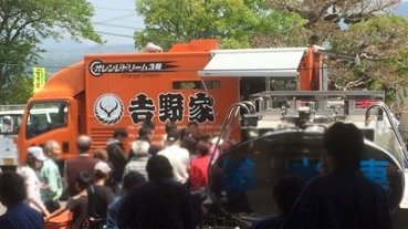 吉野家19日開始會到災區避難所派飯