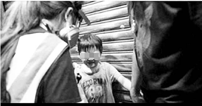 網瘋傳「小男童走失」求助港警遭噴胡椒水！　攝影師出面說真相