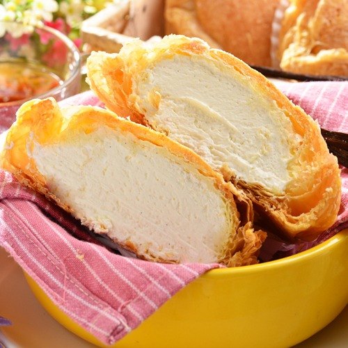 榮獲新北市十大伴手禮 一袋女王、上班這黨事、綜藝大熱門、旅行應援團、非凡大探索熱情推薦！ 手掌大的冰心泡芙！純手工的牛奶卡士達內餡，清爽不甜膩冰凍過後呈現冰淇淋的口感！外皮千層起酥皮是一大特色。