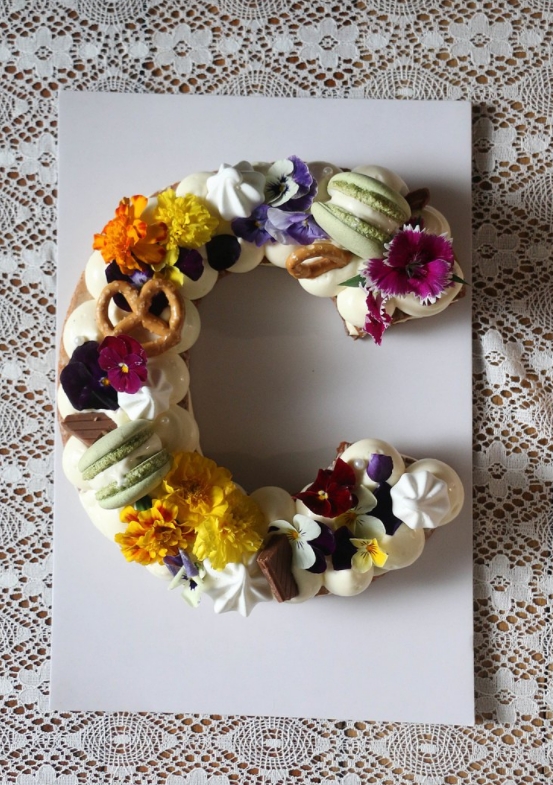 周歲蛋糕：字母蛋糕塔